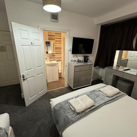 Oakhurst Gatwick B&B ครอว์ลีย์ ภายนอก รูปภาพ