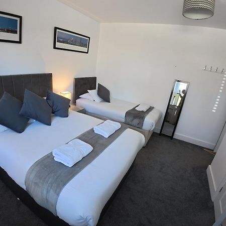 Oakhurst Gatwick B&B ครอว์ลีย์ ภายนอก รูปภาพ