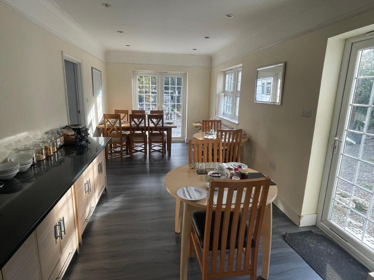 Oakhurst Gatwick B&B ครอว์ลีย์ ภายนอก รูปภาพ