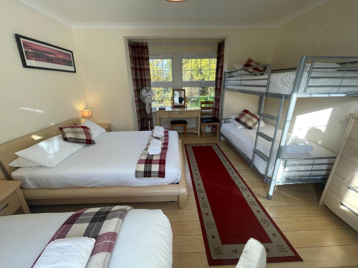 Oakhurst Gatwick B&B ครอว์ลีย์ ภายนอก รูปภาพ