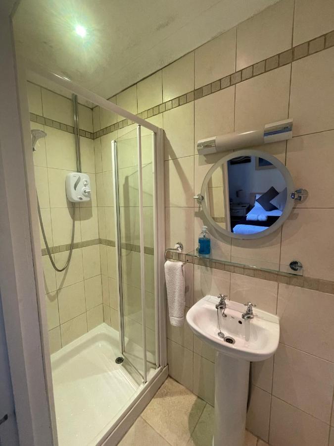 Oakhurst Gatwick B&B ครอว์ลีย์ ภายนอก รูปภาพ