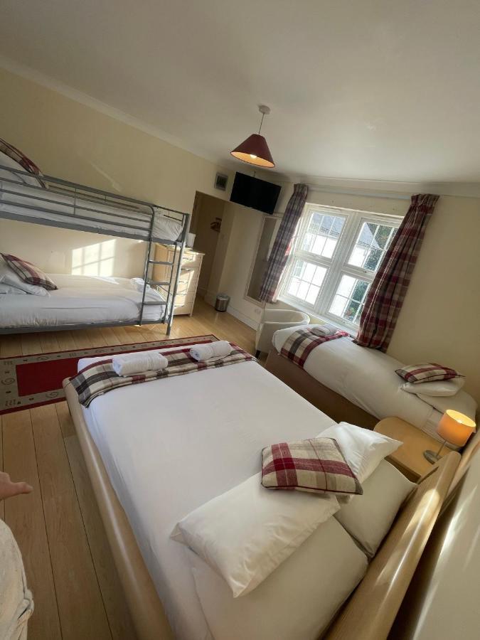 Oakhurst Gatwick B&B ครอว์ลีย์ ภายนอก รูปภาพ
