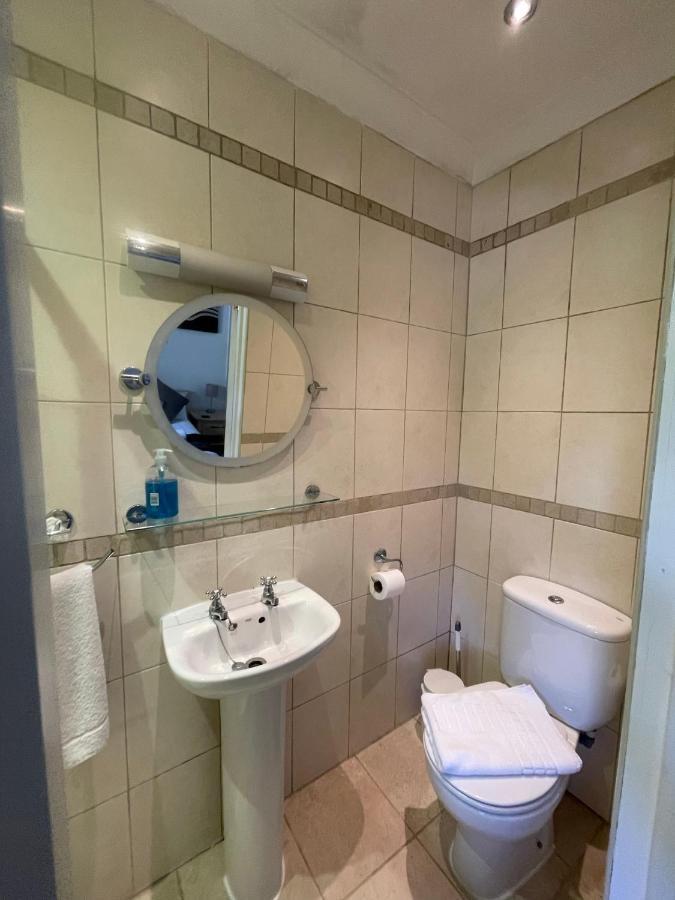 Oakhurst Gatwick B&B ครอว์ลีย์ ภายนอก รูปภาพ