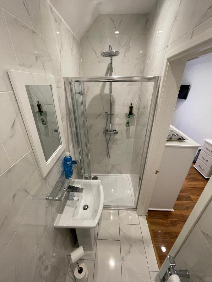 Oakhurst Gatwick B&B ครอว์ลีย์ ภายนอก รูปภาพ