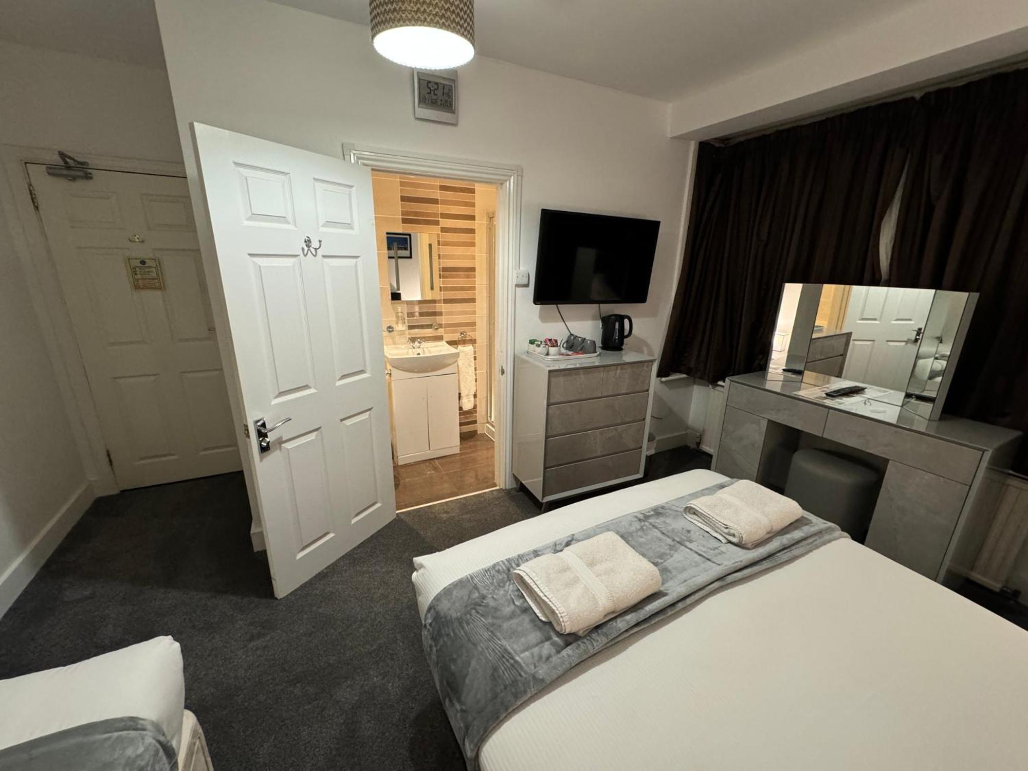 Oakhurst Gatwick B&B ครอว์ลีย์ ภายนอก รูปภาพ